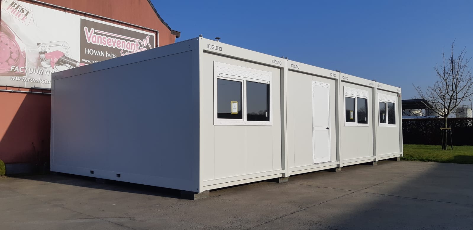 Vier modulare Idelco Büro-Einheiten als Bürogebäude für eine Tankstelle in Westflandern