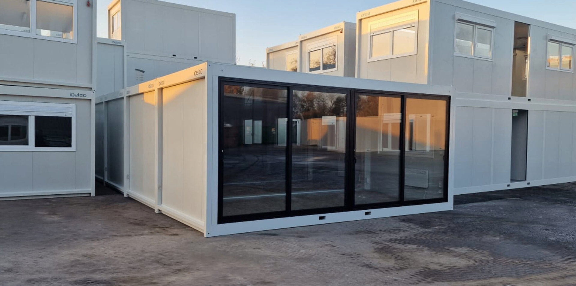 Modulair kantoorgebouw met glaspartijen en greenwall in Oost-Vlaanderen — realisatie met modulaire units van Idelco