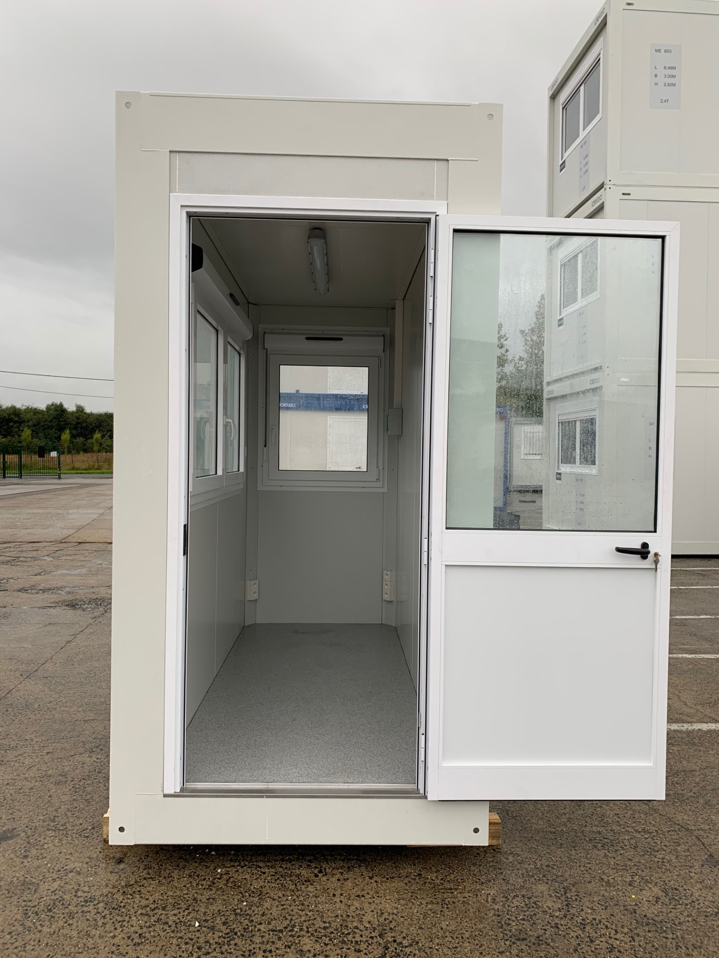 Duurzame Idelco unit op locatie: snelle realisatie van een efficiënte controlepost voor uw Antwerpse bedrijf.