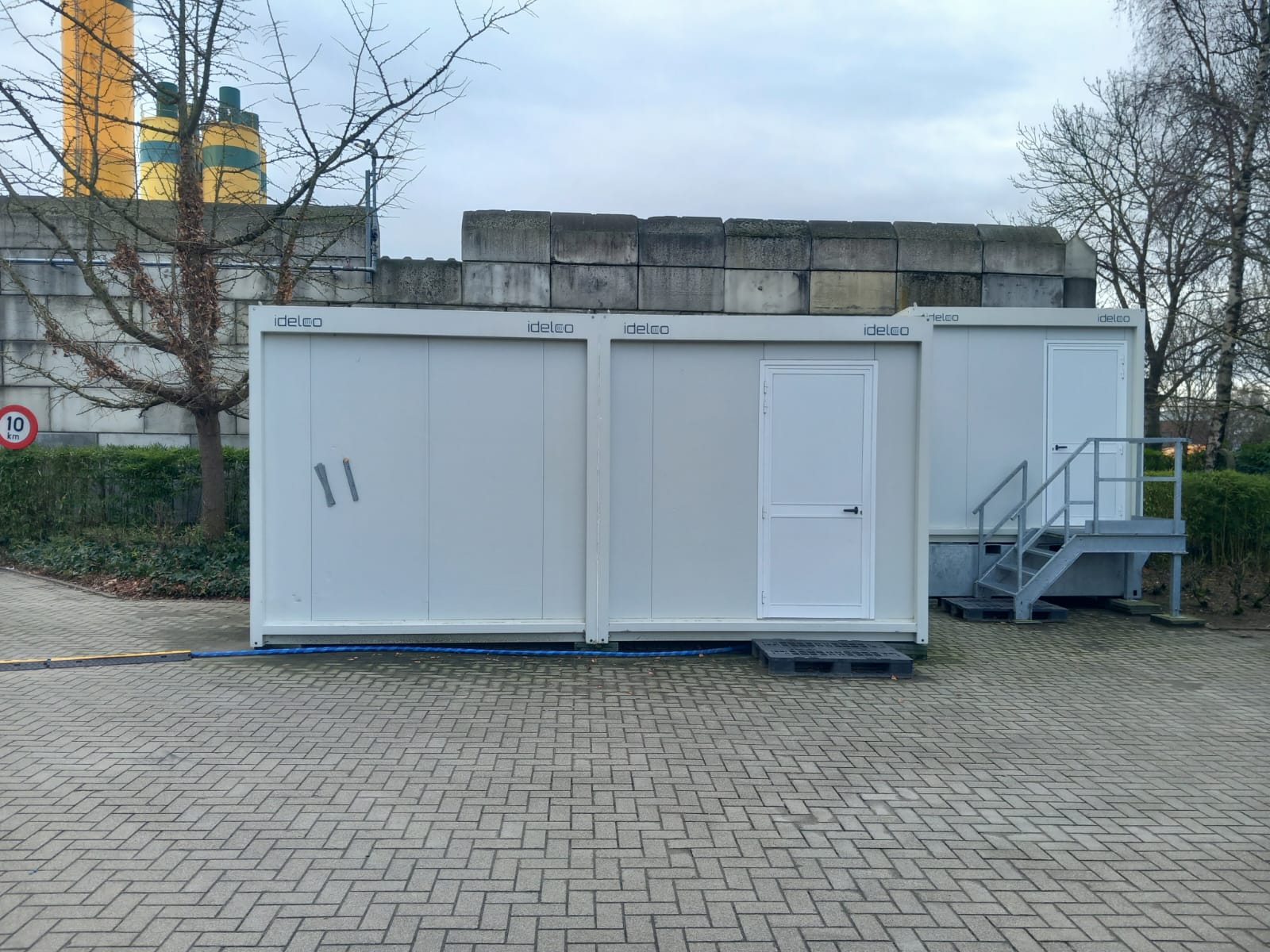 Opslagunits met sanitaire unit bij een productiesite in Roeselare — foto 1