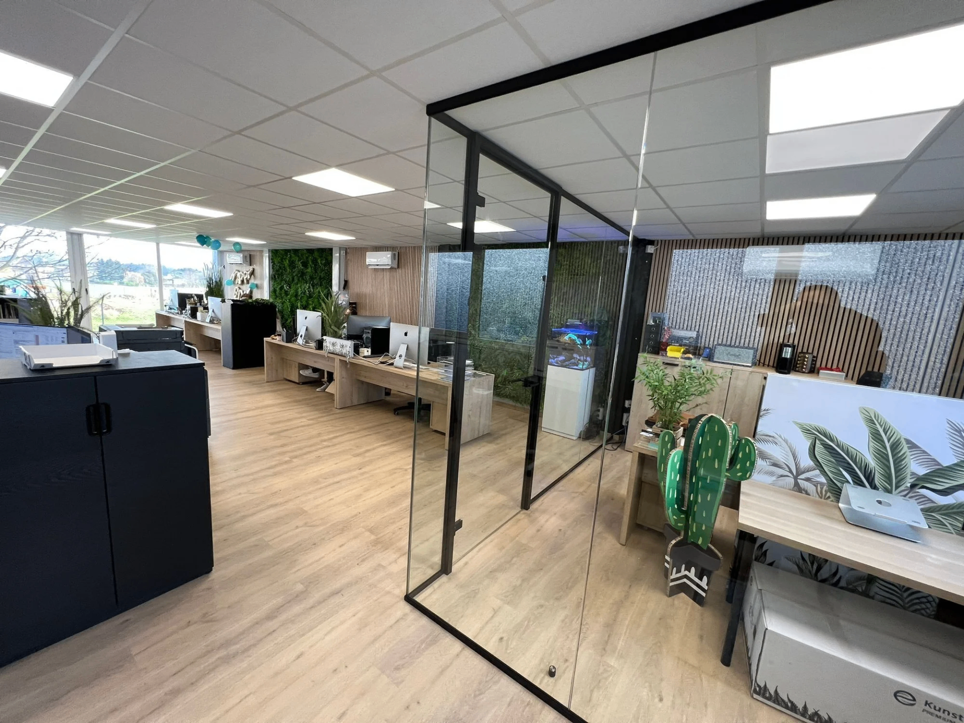 Modulair kantoorgebouw met glaspartijen en greenwall in Oost-Vlaanderen — foto 2