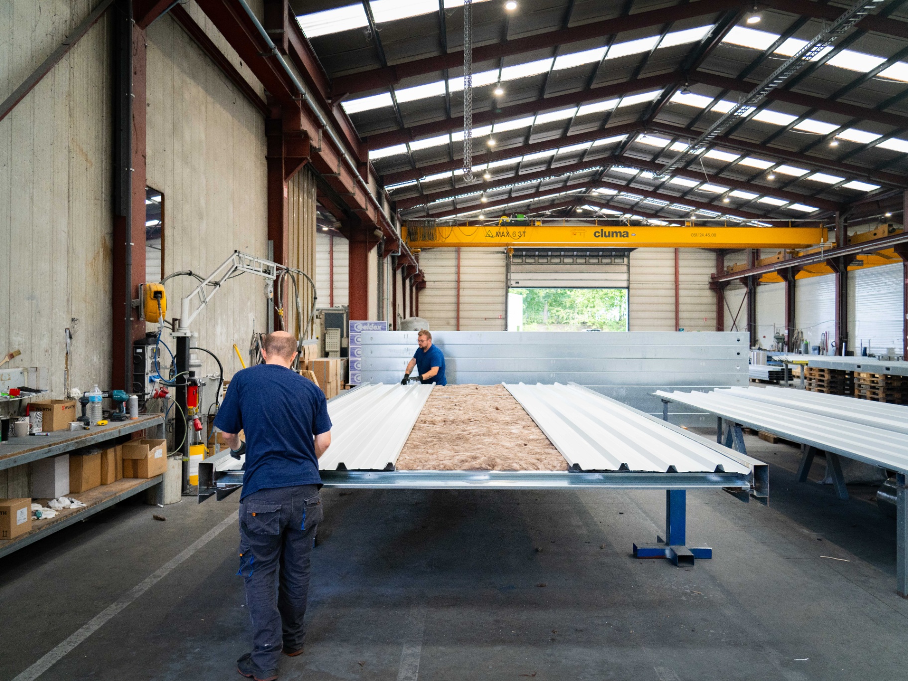 Lassen van het stalen frame van een modulaire unit in de productiehal van Idelco.