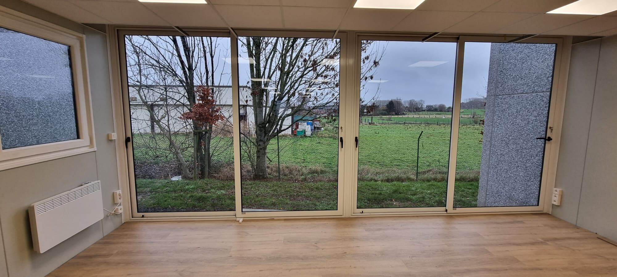 Modulair kantoorgebouw met glaspartijen en greenwall in Oost-Vlaanderen — foto 3