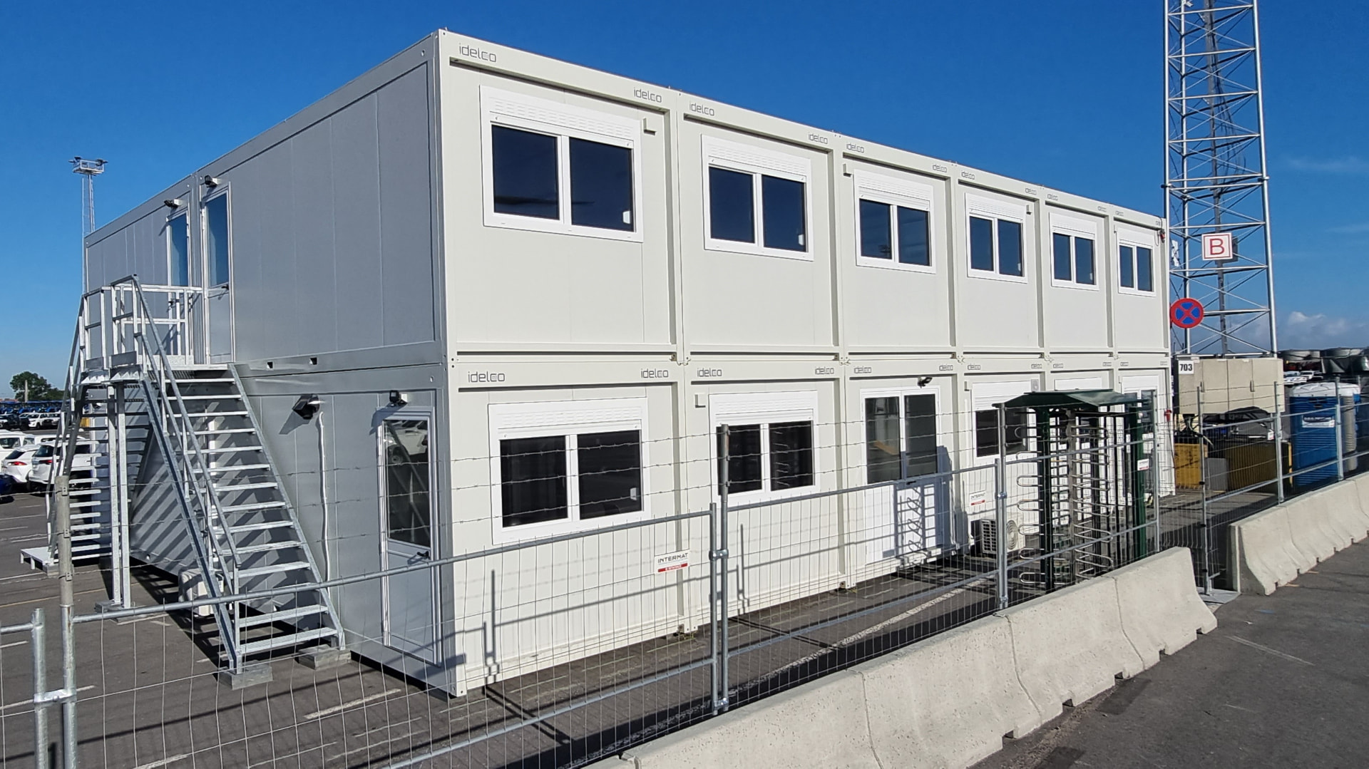 Modulaire units van Idelco — dubbellaagse kantoorunits met trap en terras op locatie