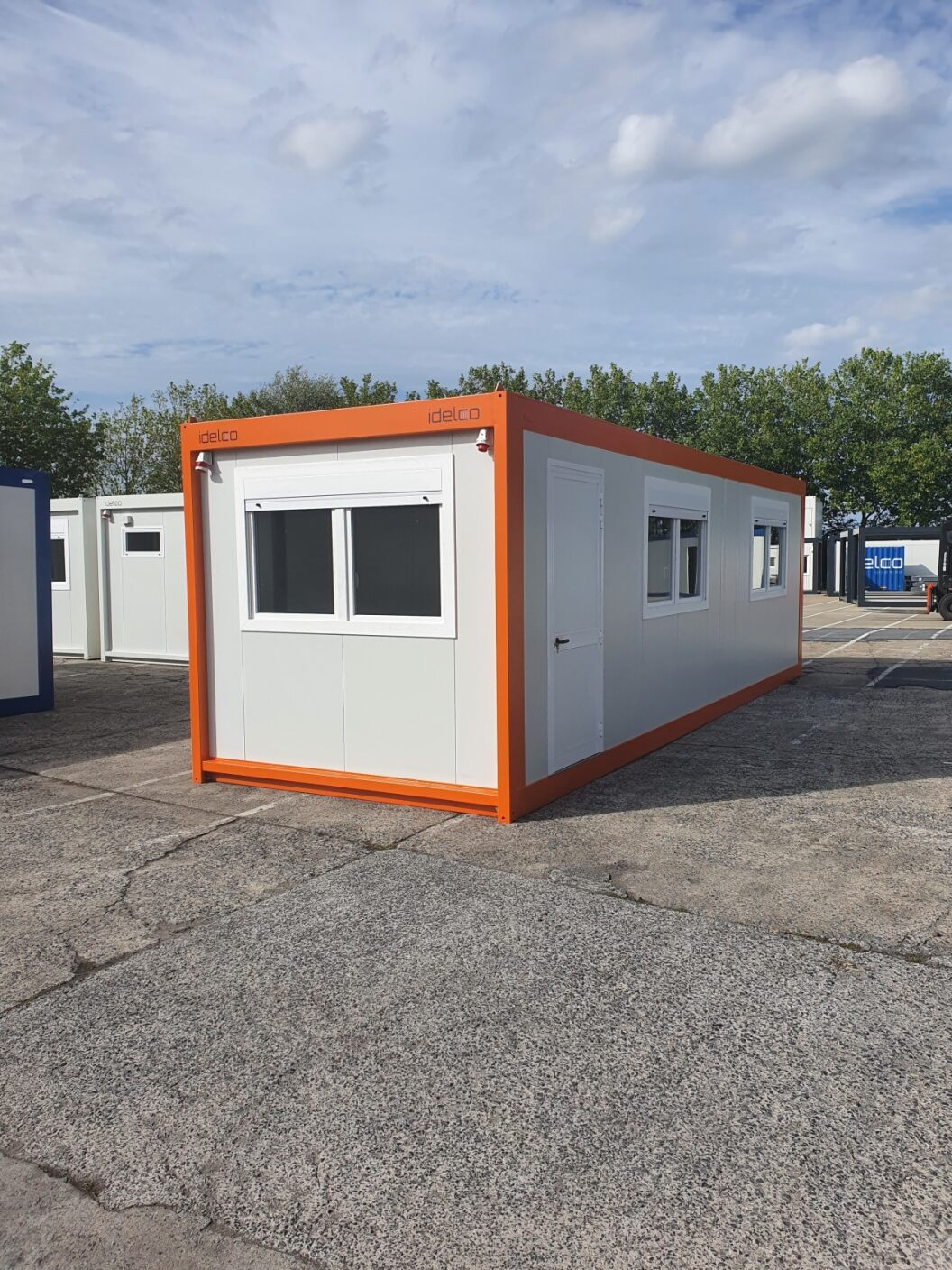Bureelunit van 9 meter in klantkleur — afgewerkt in eigen spuitcabine — realisatie met modulaire units van Idelco