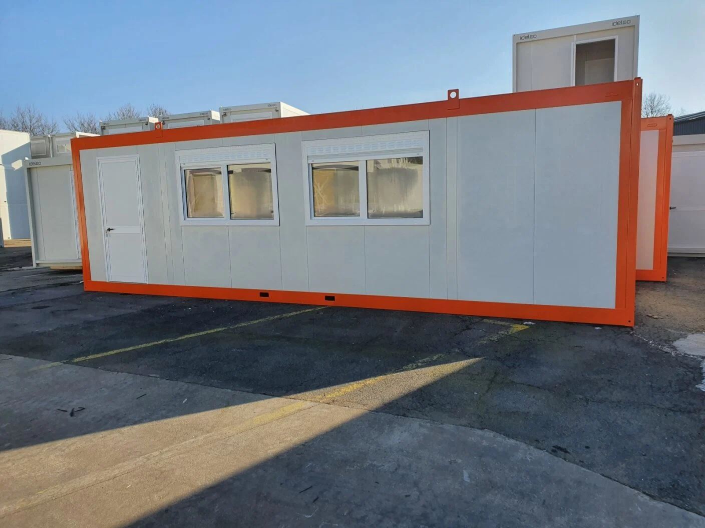 Bureelunit van 9 meter in klantkleur — afgewerkt in eigen spuitcabine — foto 1