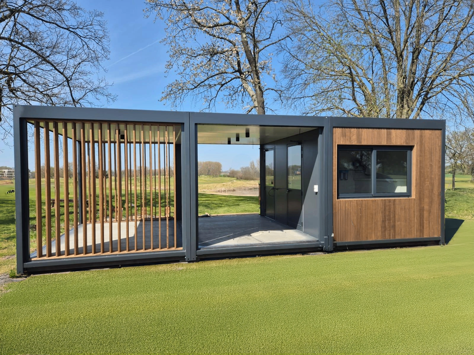 Ontspanningsunits met thermoayous hout op prestigieuze golfclub in Brussel — foto 1