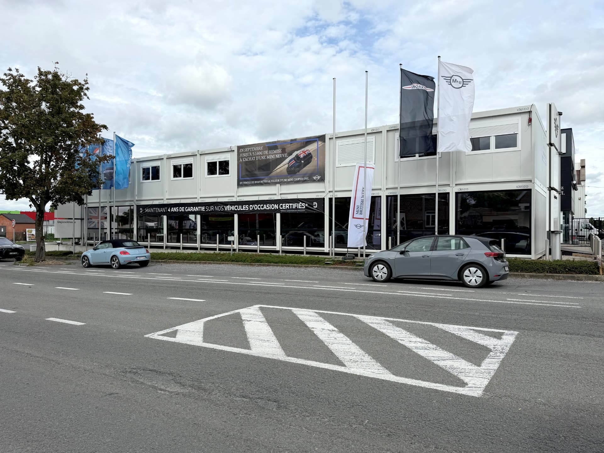 Modulare Ausstellungshalle für Fahrzeuge, errichtet von Idelco