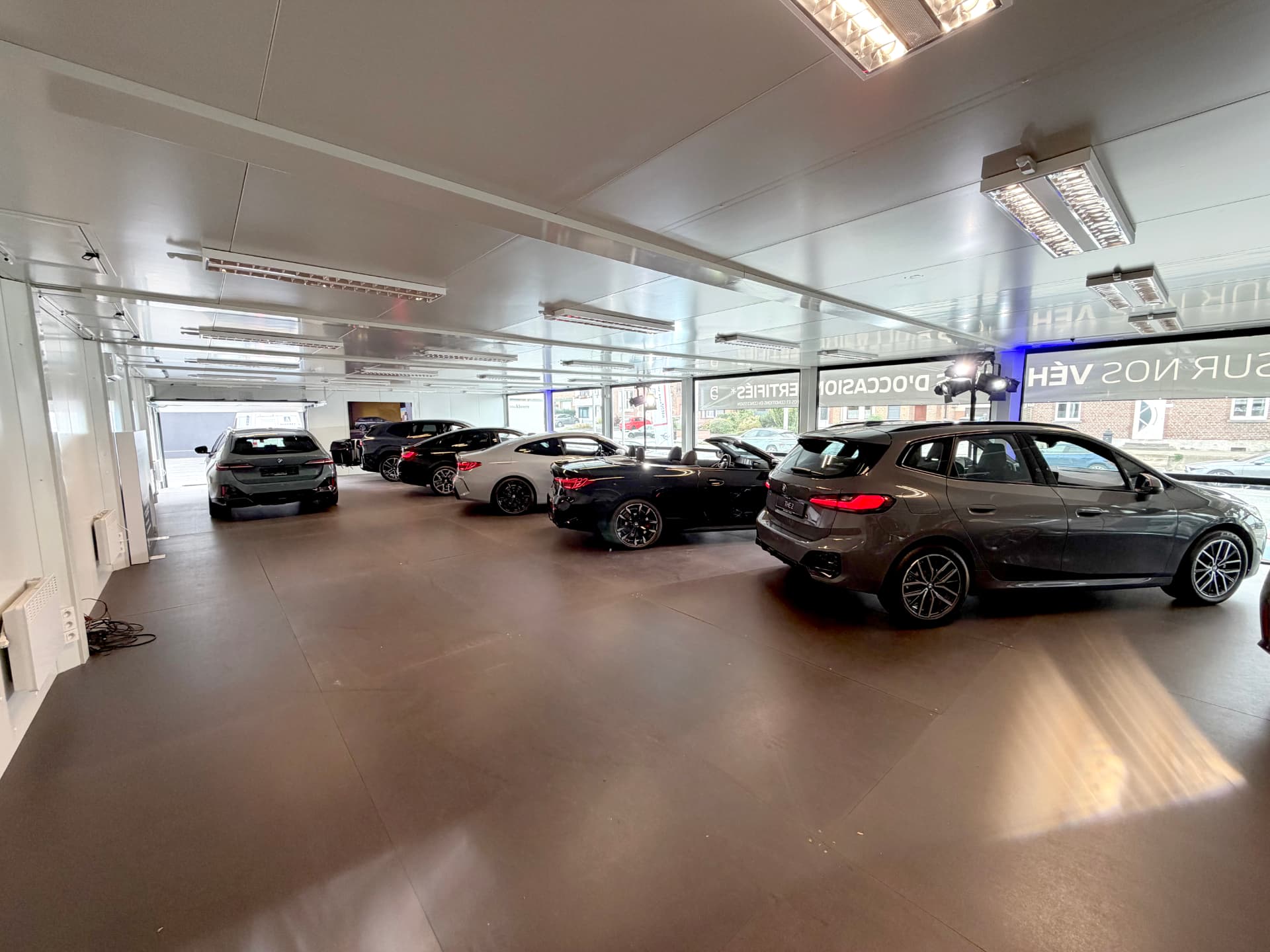 Temporäre Verkaufsstelle im Corporate Design für MINI Modelle, von Idelco