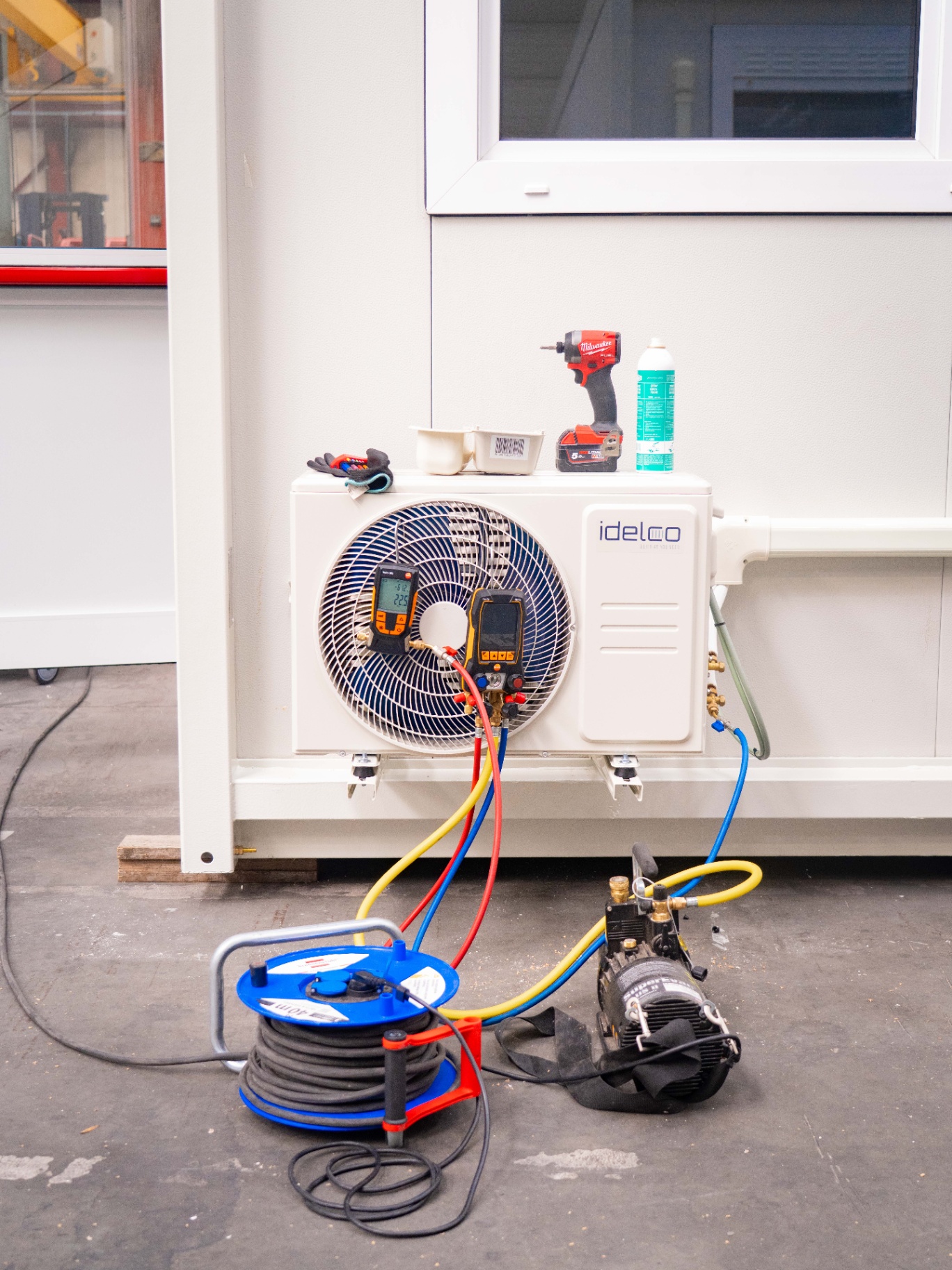 Installatie van HVAC en technieken aan een modulaire unit.