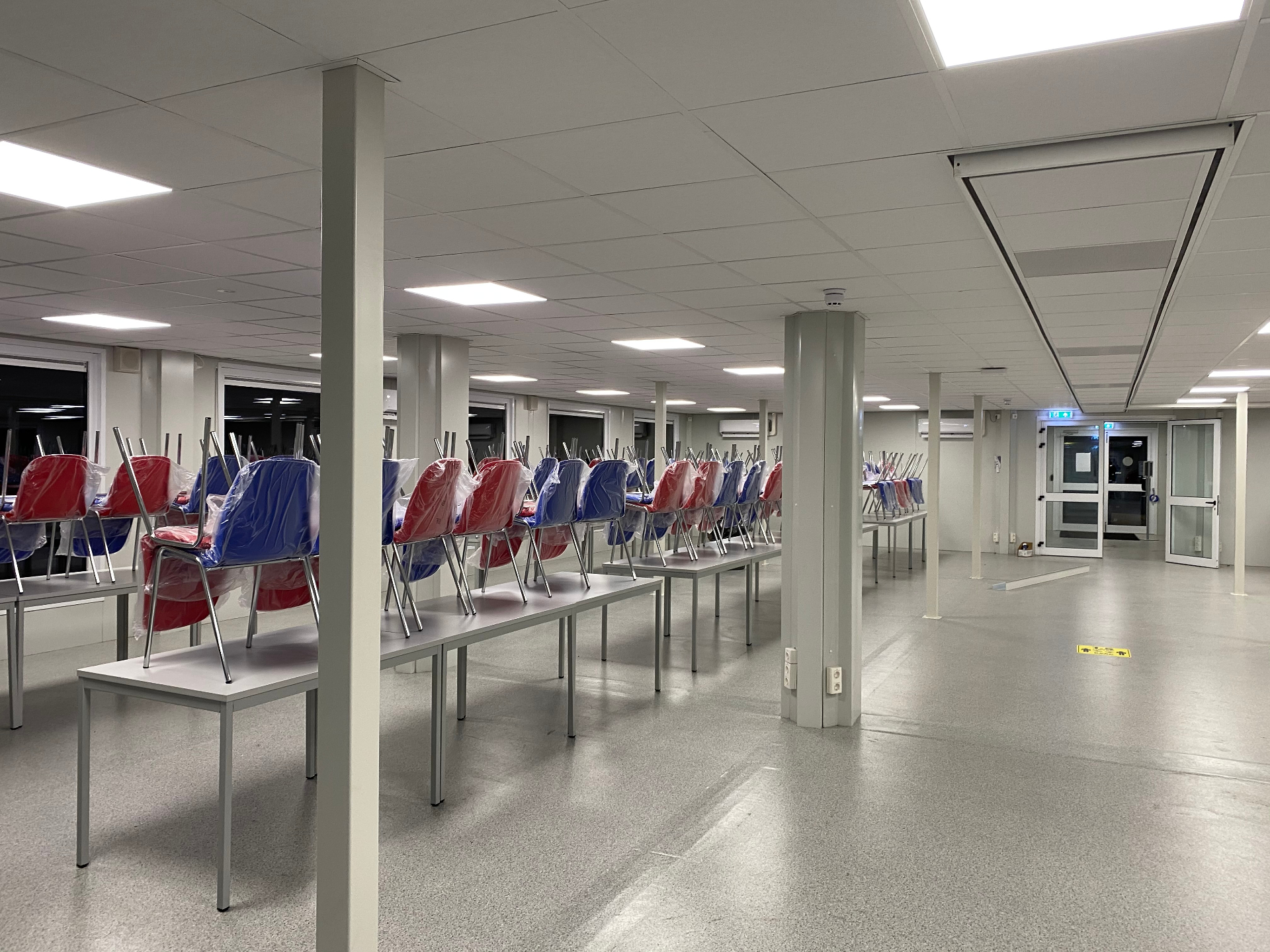 Kleedkamers & refters van Idelco — foto 3 van de modulaire unit, binnen- en buitenafwerking