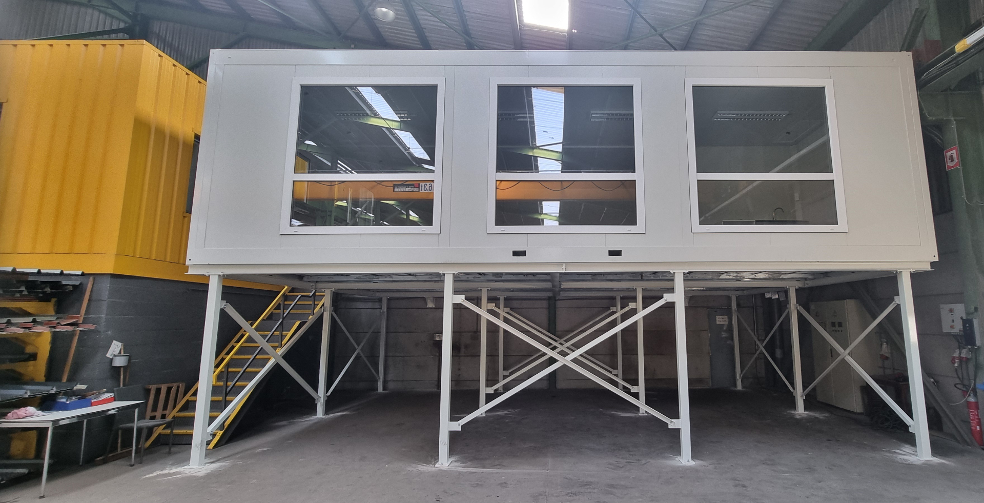 Verhoogde kantoorunits in een industriële loods in de Kempen — foto 2