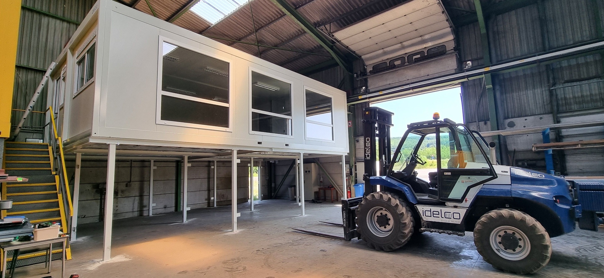 Verhoogde kantoorunits in een industriële loods in de Kempen — foto 1