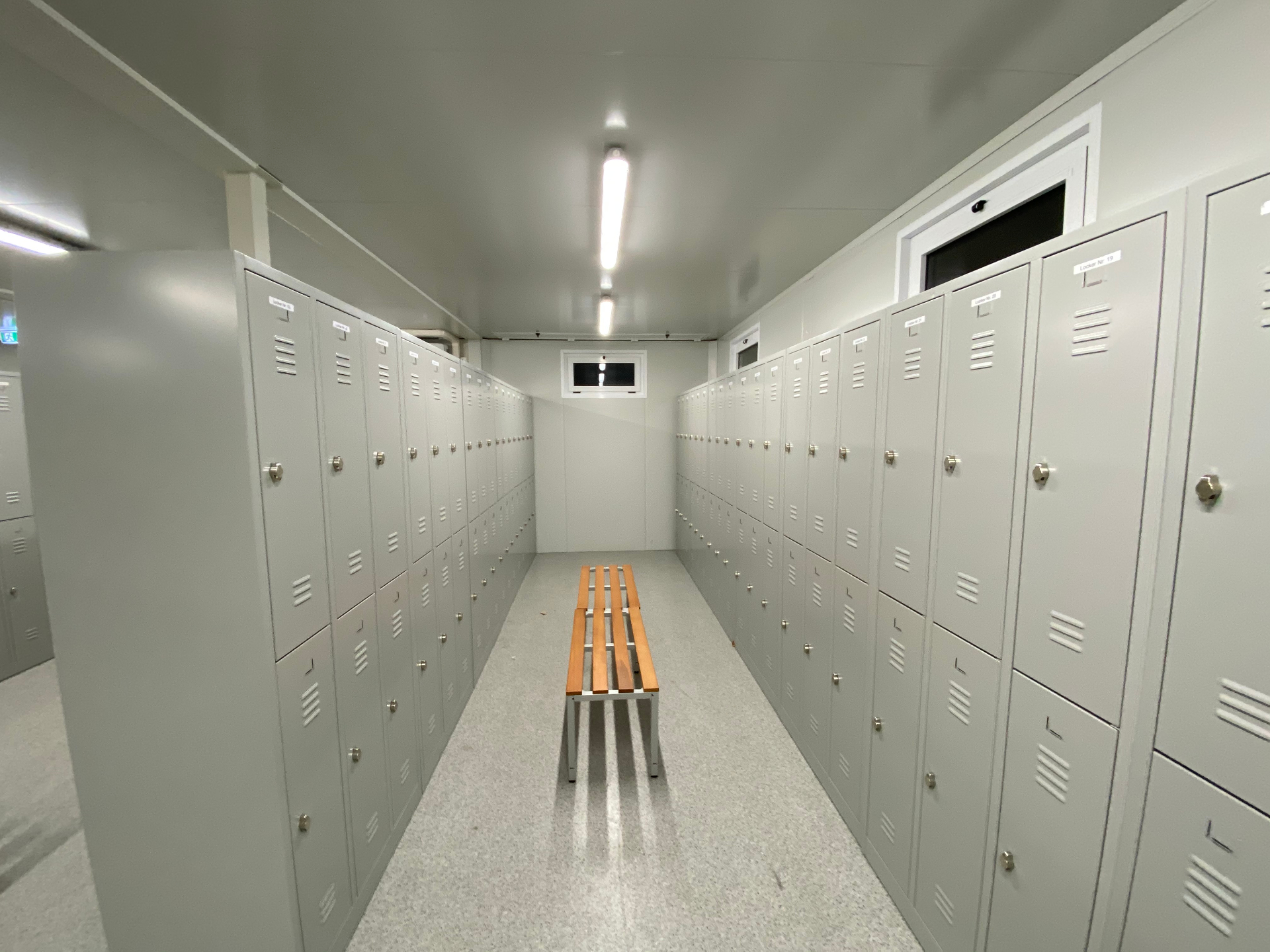 Kleedkamers & refters van Idelco — foto 1 van de modulaire unit, binnen- en buitenafwerking