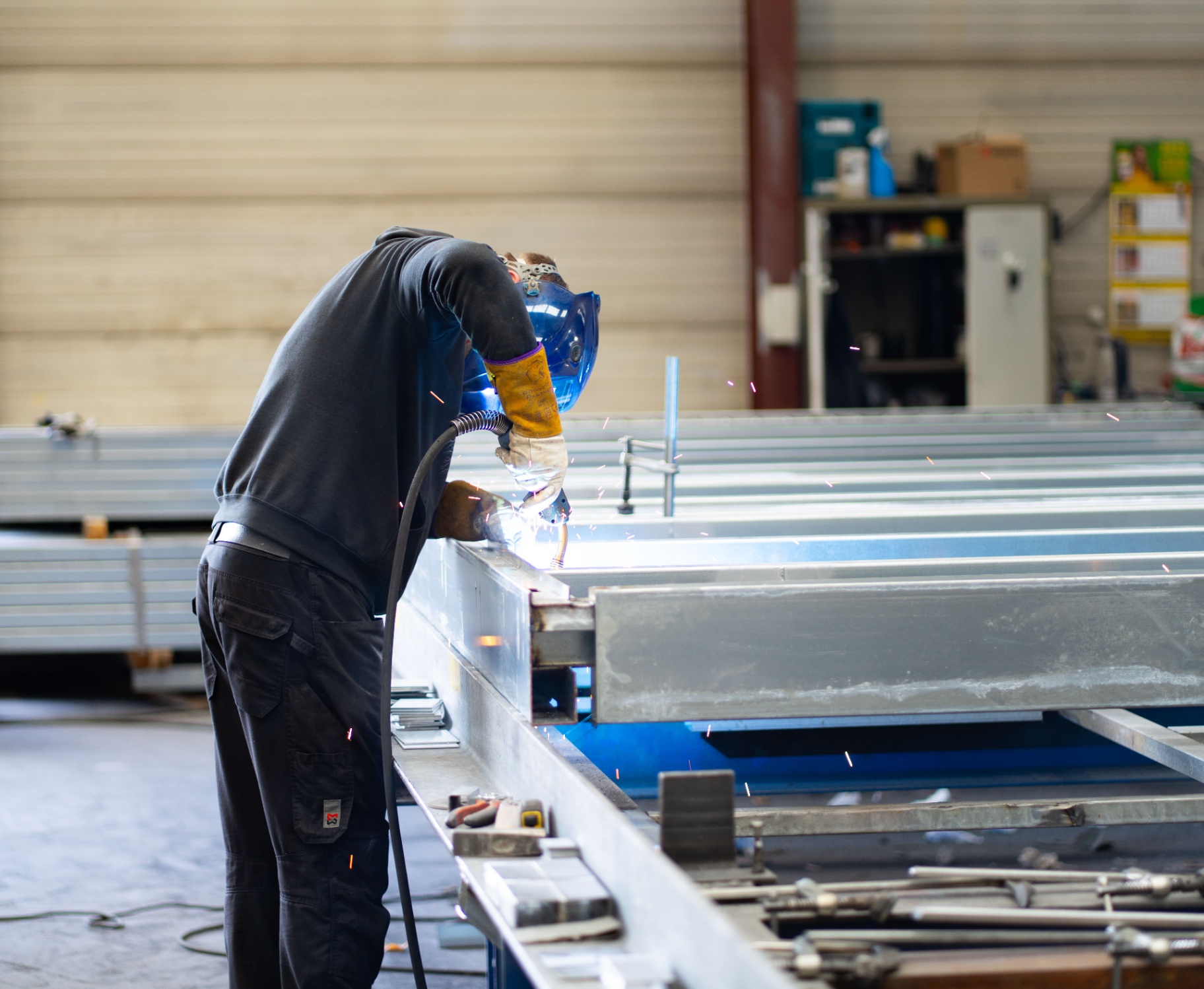 Plaatsing van vloeropbouw en isolatie in een modulaire unit tijdens productie.
