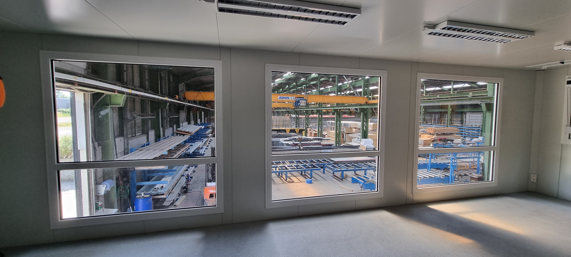 Verhoogde kantoorunits in een industriële loods in de Kempen — foto 3