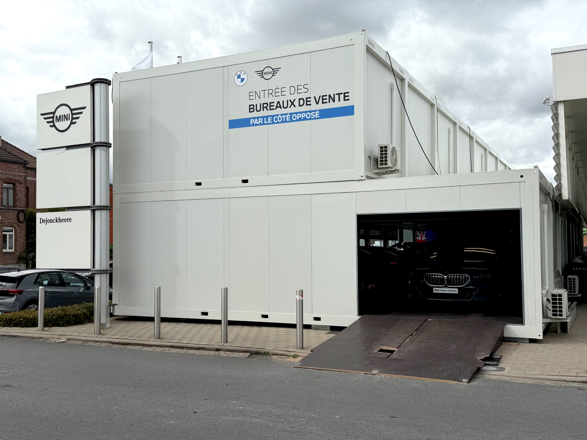 Zweigeschossiger Containerbau mit Büros und Sanitäranlagen für Autoverkauf