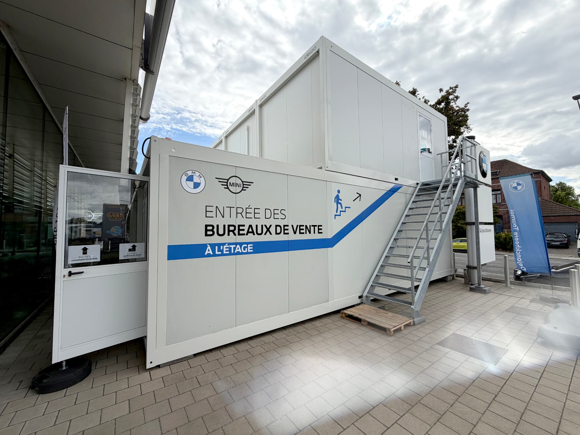 Flexible Showroom-Lösung für einen BMW-Händler mit Idelco Containern