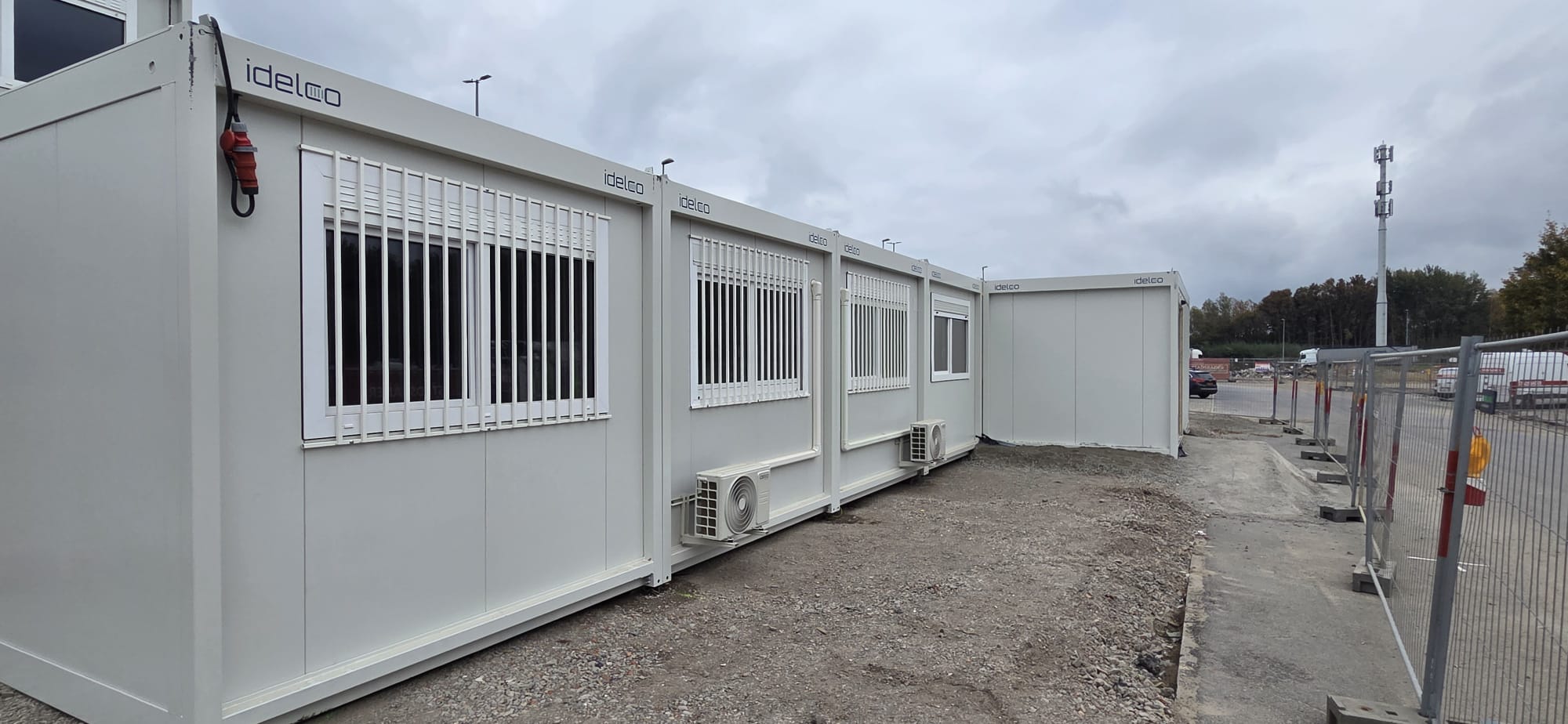 Winkelcontainers als tijdelijke shop bij tankstation langs de autosnelweg — foto 1