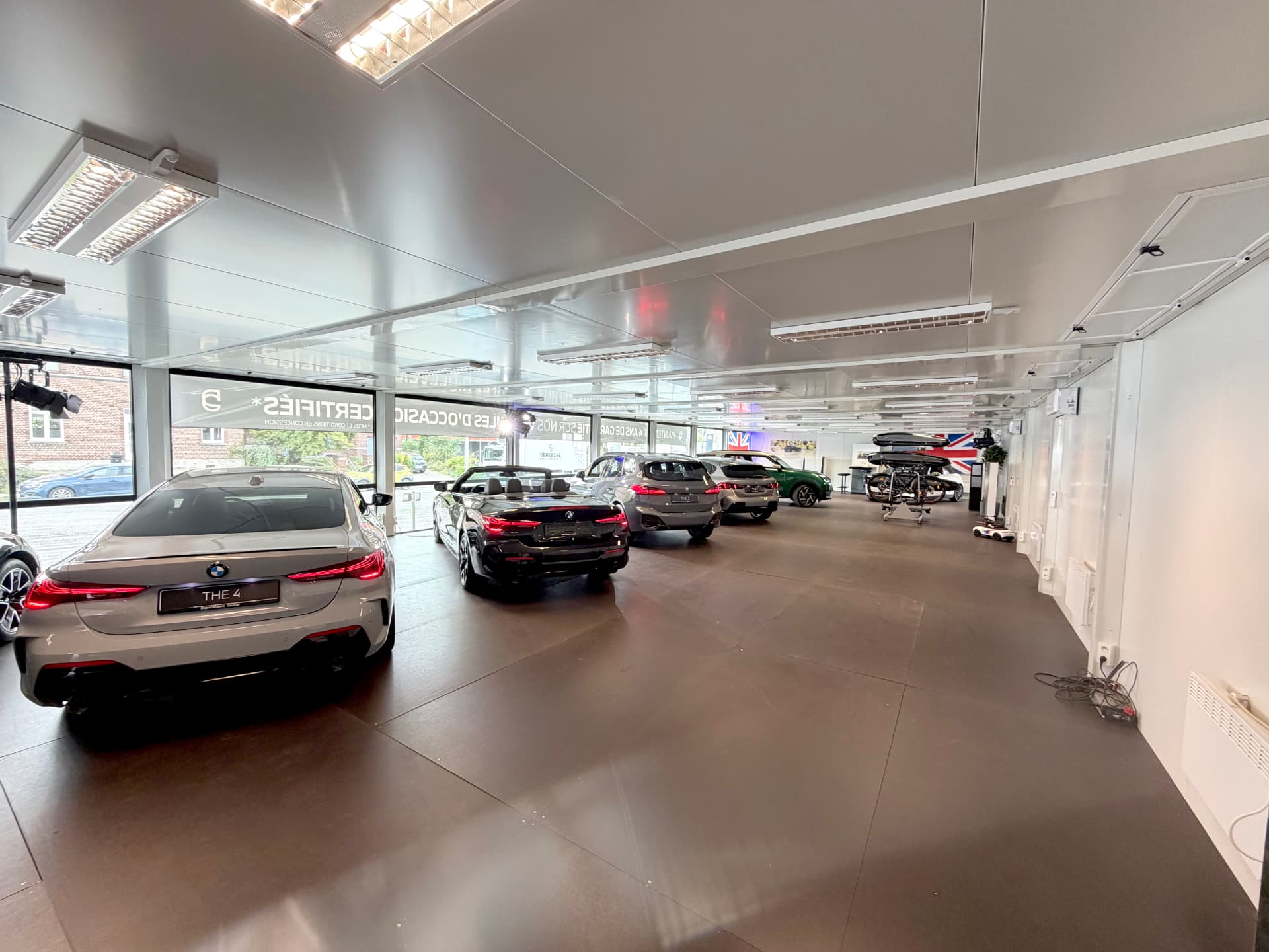 Modulare Autowerkstatt mit Garagentor für Händler in Belgien