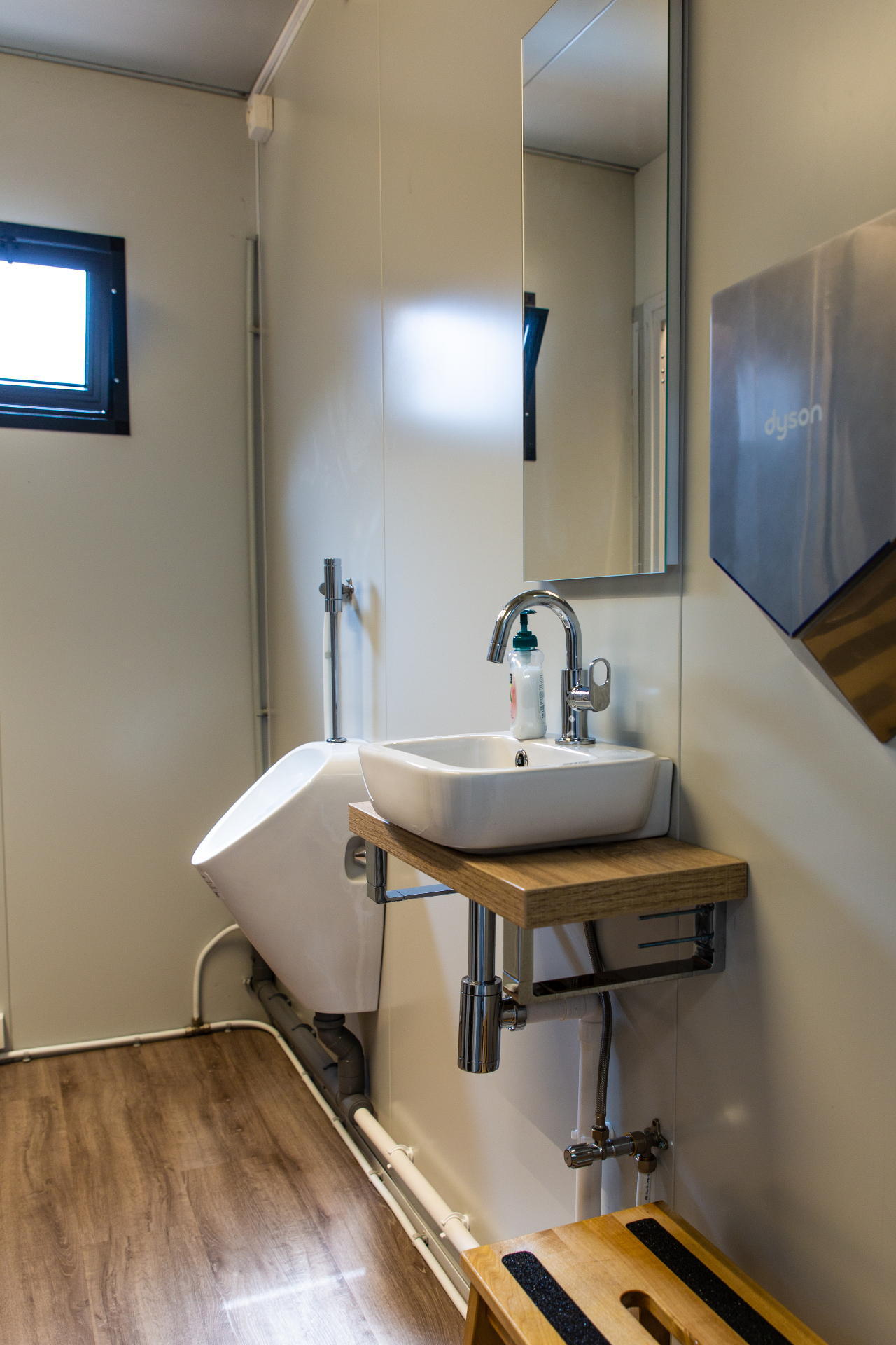 Modulair kantoorgebouw met dakterras voor bouw- en verhuurbedrijf in Kortrijk — foto 5