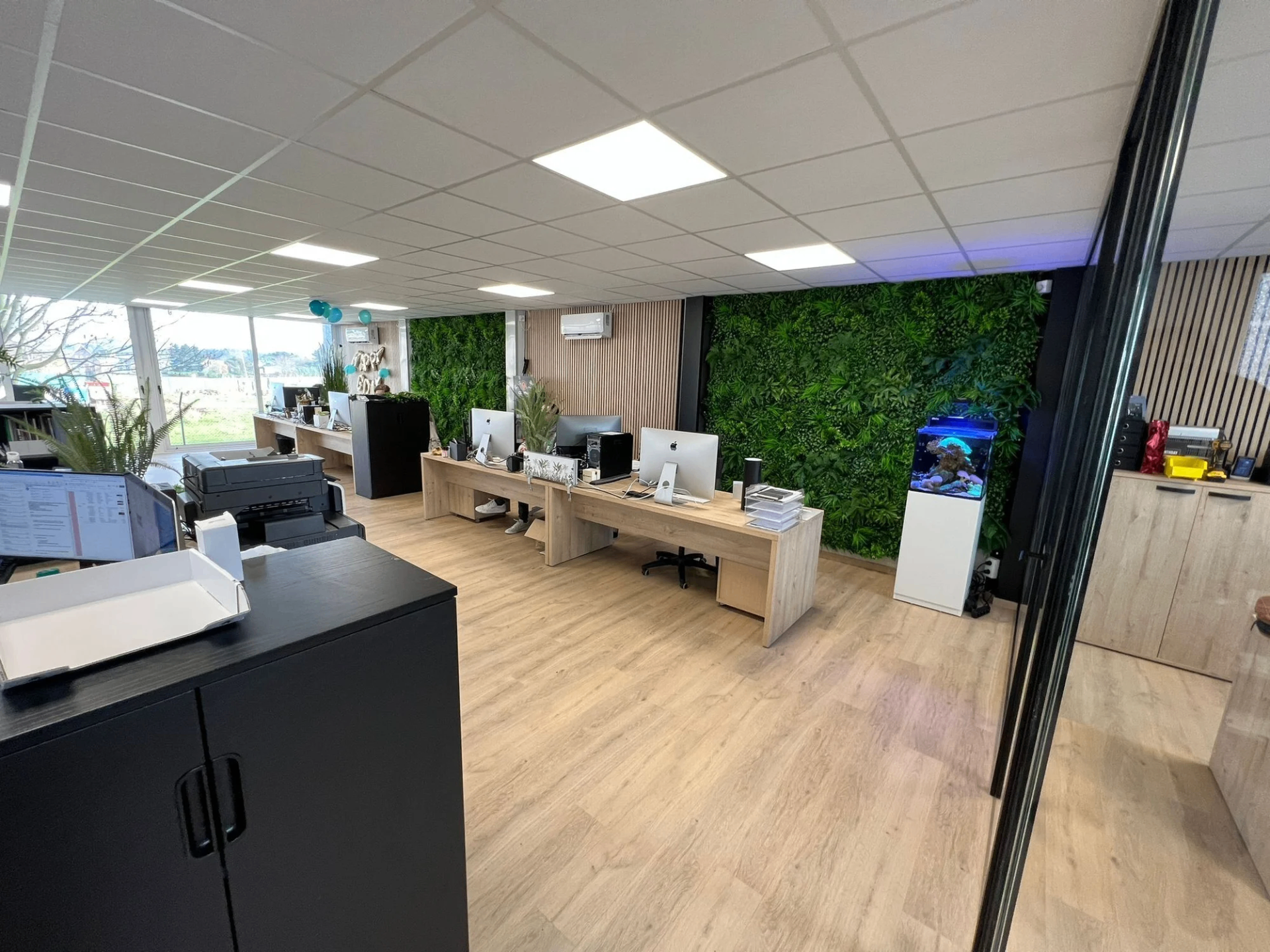 Modulair kantoorgebouw met glaspartijen en greenwall in Oost-Vlaanderen — foto 1