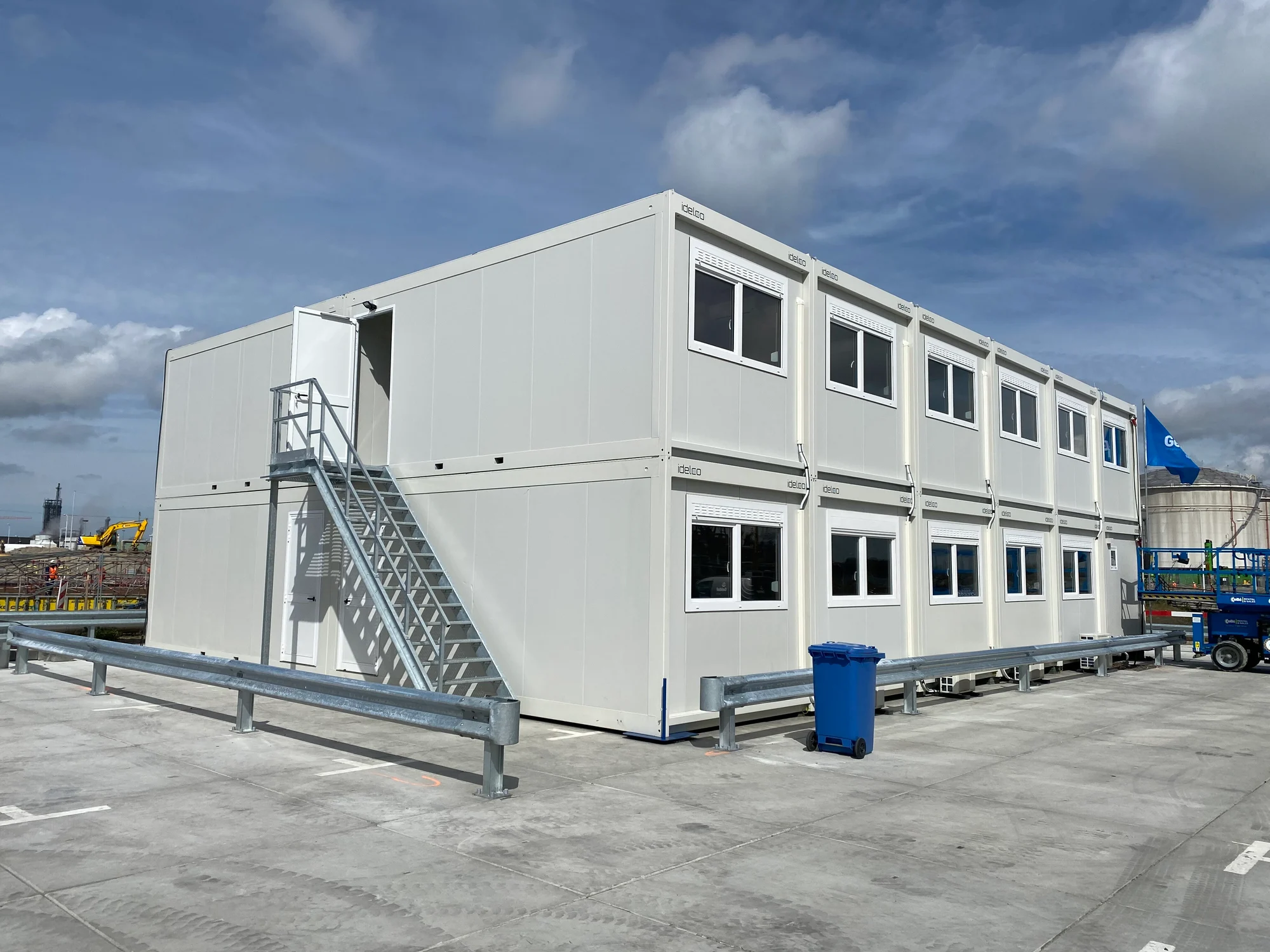 Modulair kantoorgebouw op twee verdiepingen in Antwerpen — realisatie met modulaire units van Idelco