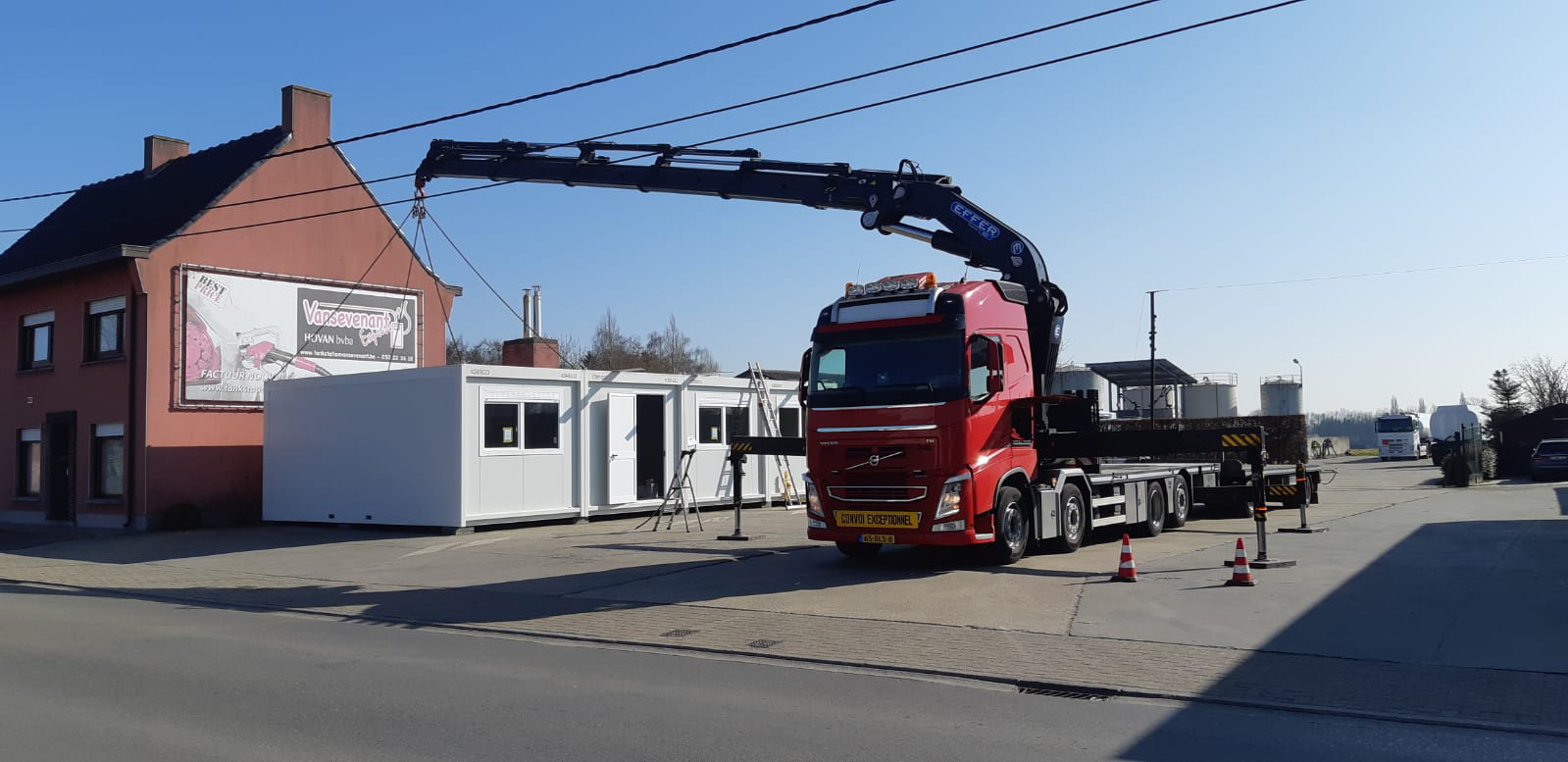 Installation einer Idelco modularen Büro-Einheit mit einem Kranwagen für erweiterte Büroflächen
