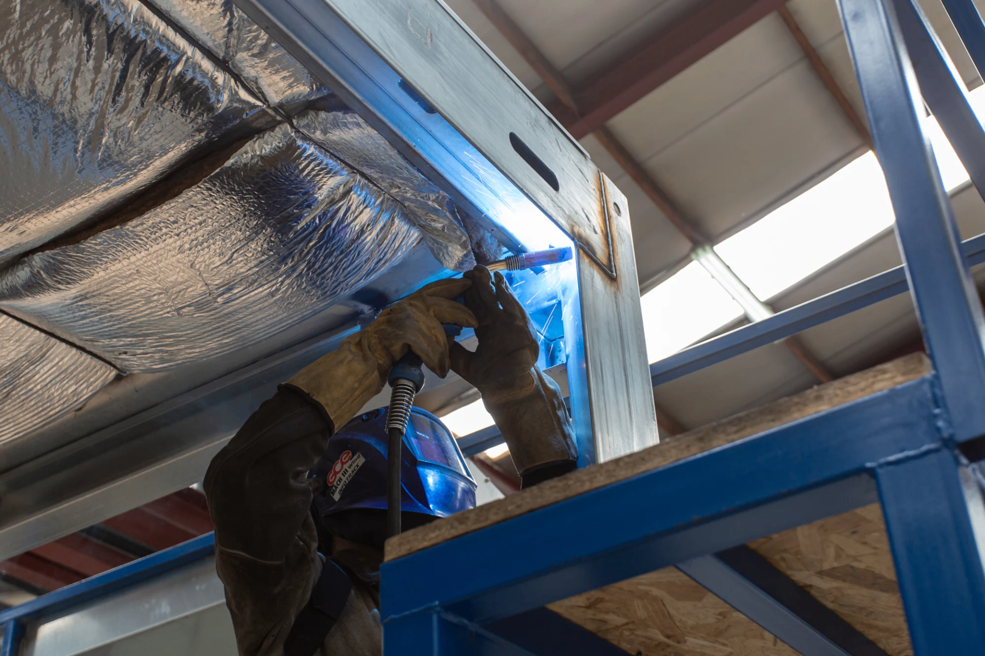 Dakconstructie van een modulaire unit tijdens laswerk in de fabriek.