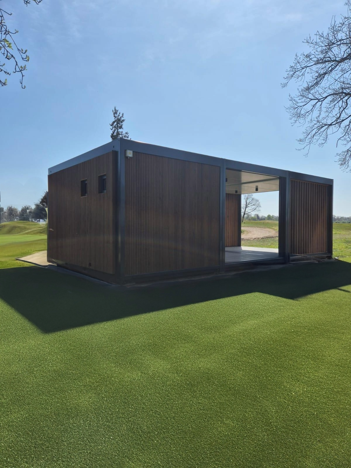 Ontspanningsunits met thermoayous hout op prestigieuze golfclub in Brussel