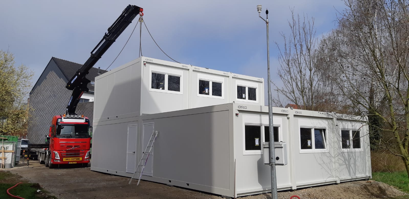Modulares Schulgebäude in zwei Stockwerken mit Außentreppe, Idelco Projekt.