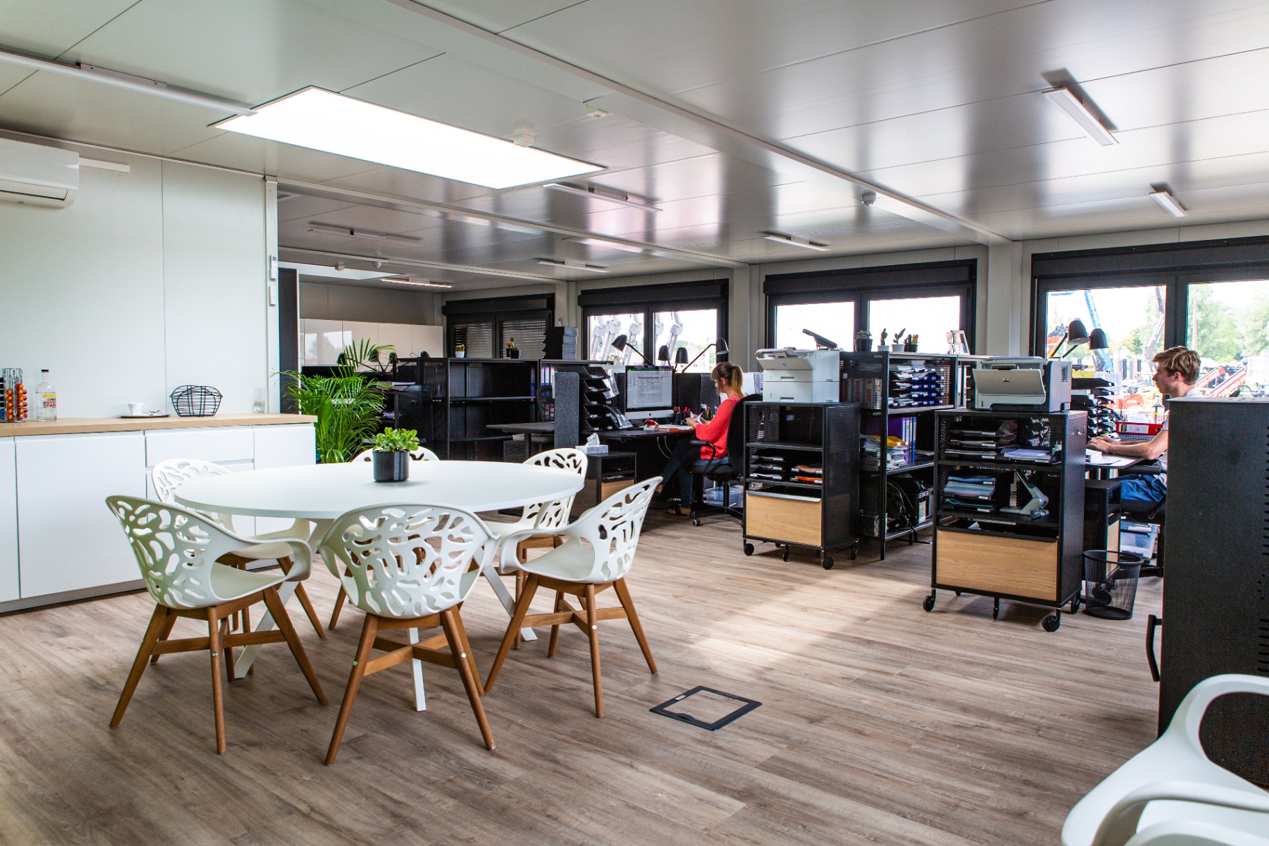 Modulair kantoorgebouw met dakterras voor bouw- en verhuurbedrijf in Kortrijk — foto 2