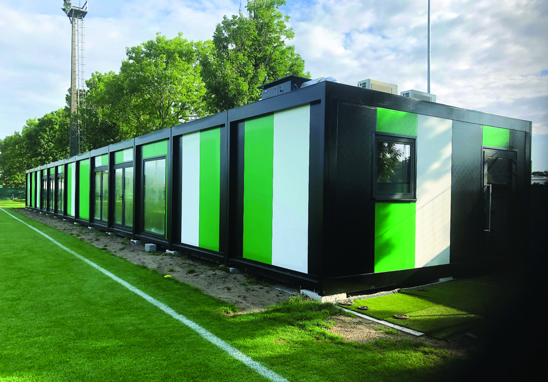 Modulaire kleedkamers en fitnessruimte voor sportclub in Brugge — realisatie met modulaire units van Idelco