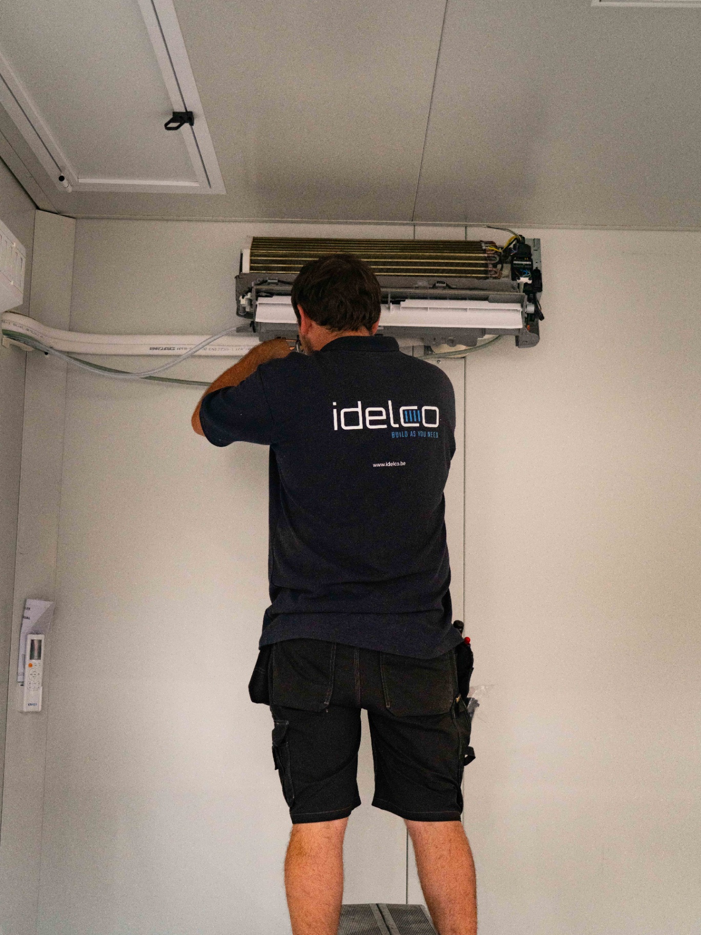 Technische installatie binnenin een modulaire unit.