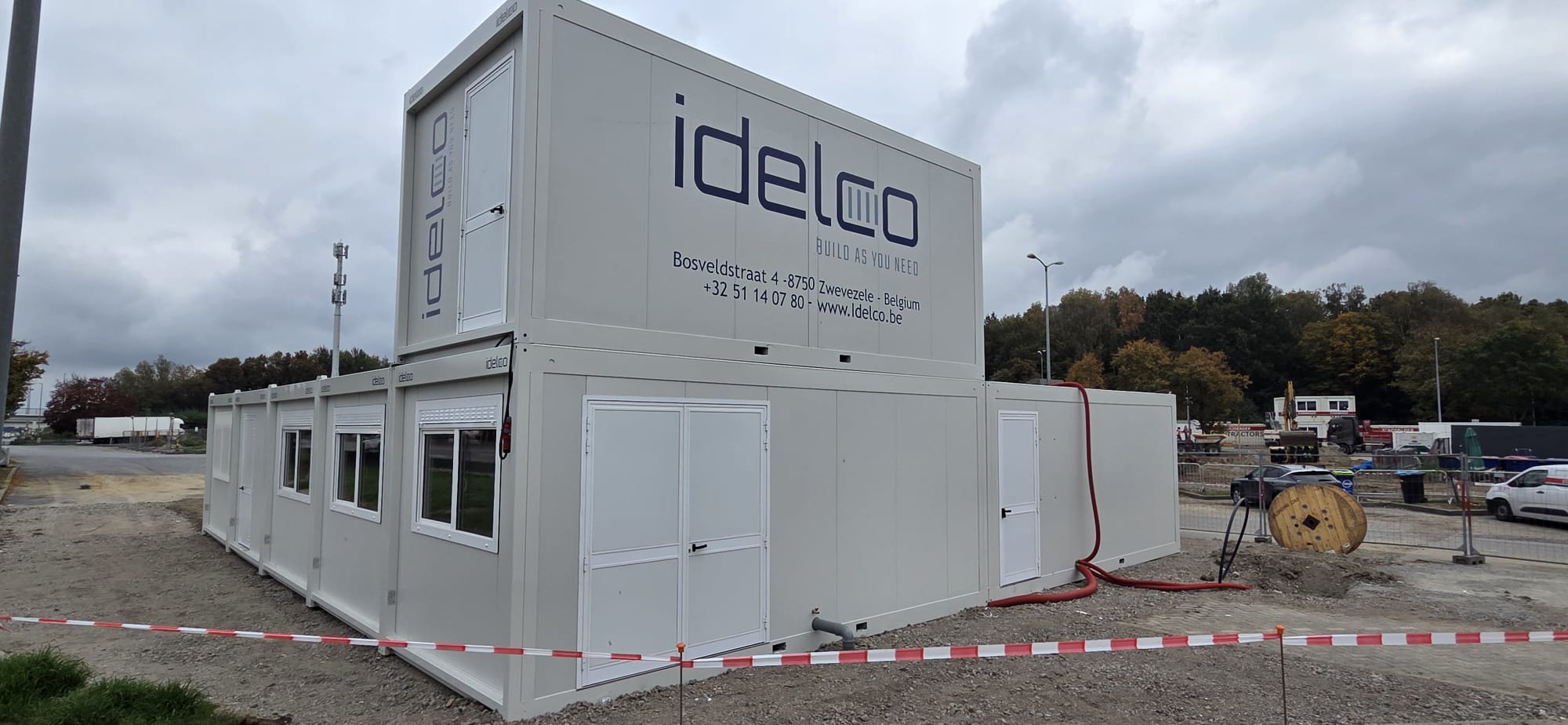 Winkelcontainers als tijdelijke shop bij tankstation langs de autosnelweg — realisatie met modulaire units van Idelco