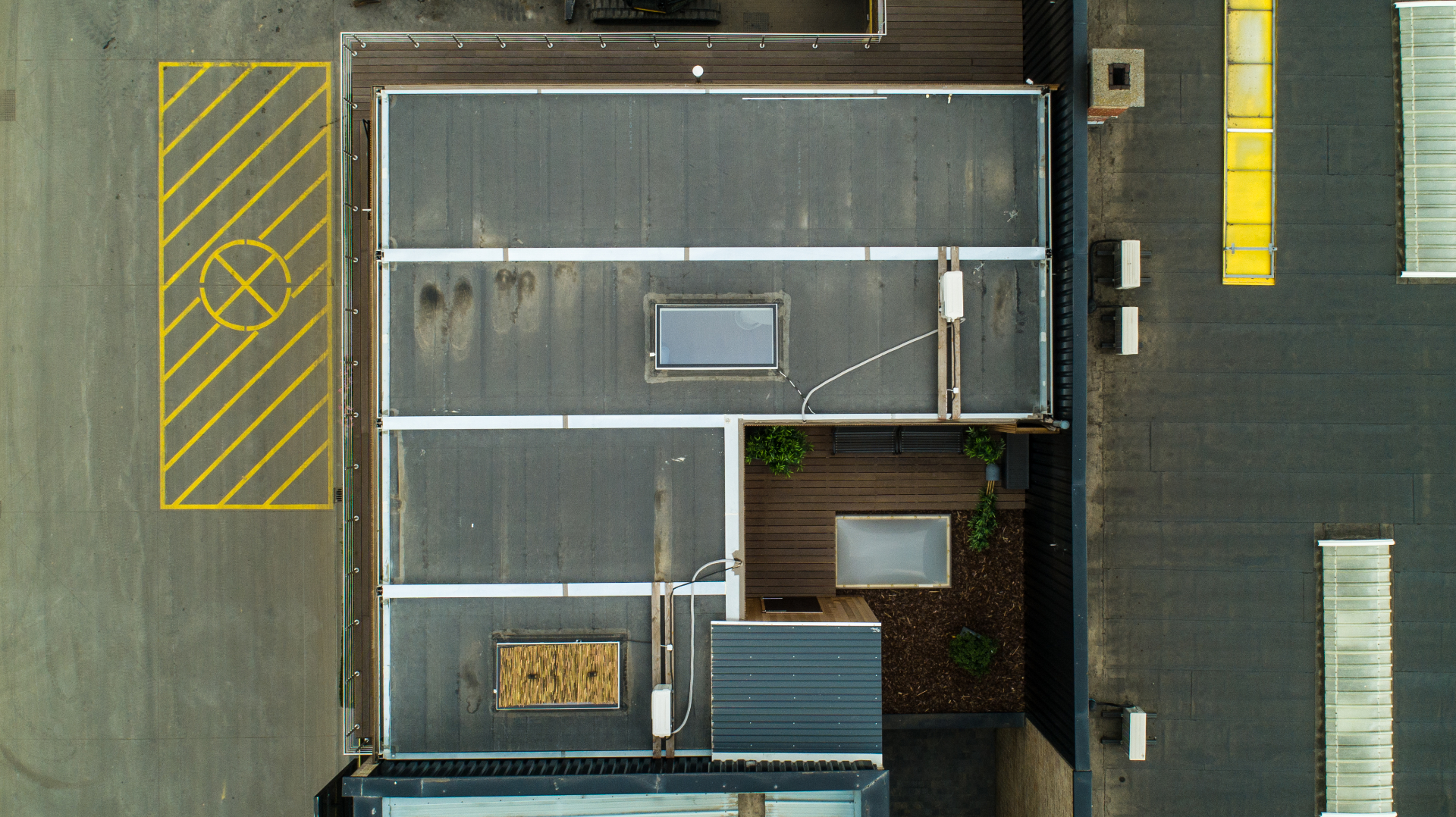 Modulair kantoorgebouw met dakterras voor bouw- en verhuurbedrijf in Kortrijk — foto 1