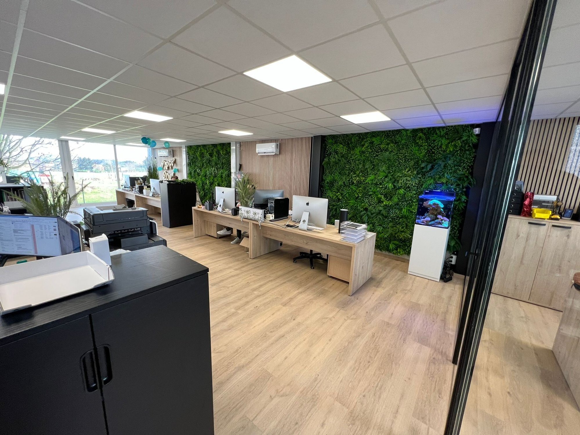 Dit realisatieproject in Oost‑Vlaanderen benadrukt hoe de modulaire oplossingen van Idelco NV uitblinken in design, functionaliteit en snelle oplevering. Met grote glaspartijen, glazen binnenkantoren, een prachtige greenwall en een hoogwaardige laminaatafwerking vormt dit kantoor een inspirerende en professionele werkplek. Idelco NV bewijst opnieuw dé partner te zijn voor bedrijven die kiezen voor duurzame, flexibele en hoogwaardig afgewerkte modulaire kantoorbouw.