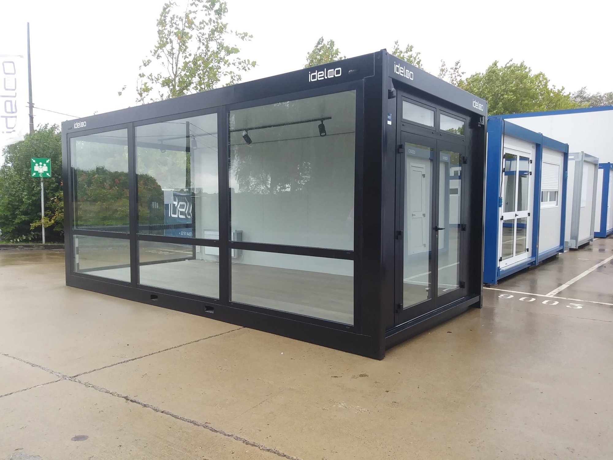 Dit realisatieproject in Oost‑Vlaanderen benadrukt hoe de modulaire oplossingen van Idelco NV uitblinken in design, functionaliteit en snelle oplevering. Met grote glaspartijen, glazen binnenkantoren, een prachtige greenwall en een hoogwaardige laminaatafwerking vormt dit kantoor een inspirerende en professionele werkplek. Idelco NV bewijst opnieuw dé partner te zijn voor bedrijven die kiezen voor duurzame, flexibele en hoogwaardig afgewerkte modulaire kantoorbouw.