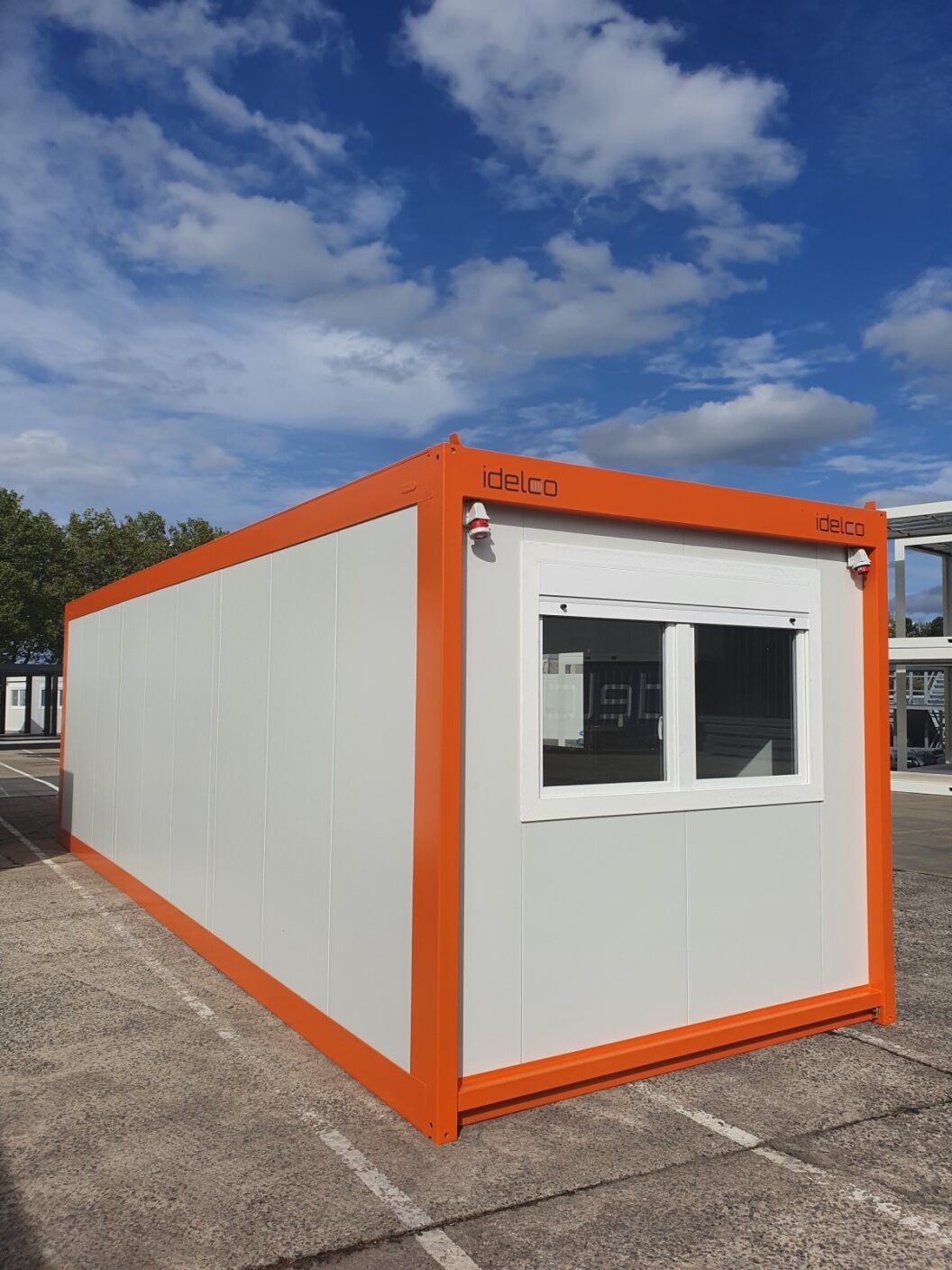 9‑meter bureelunit met oranje gespoten frame – Idelco NV