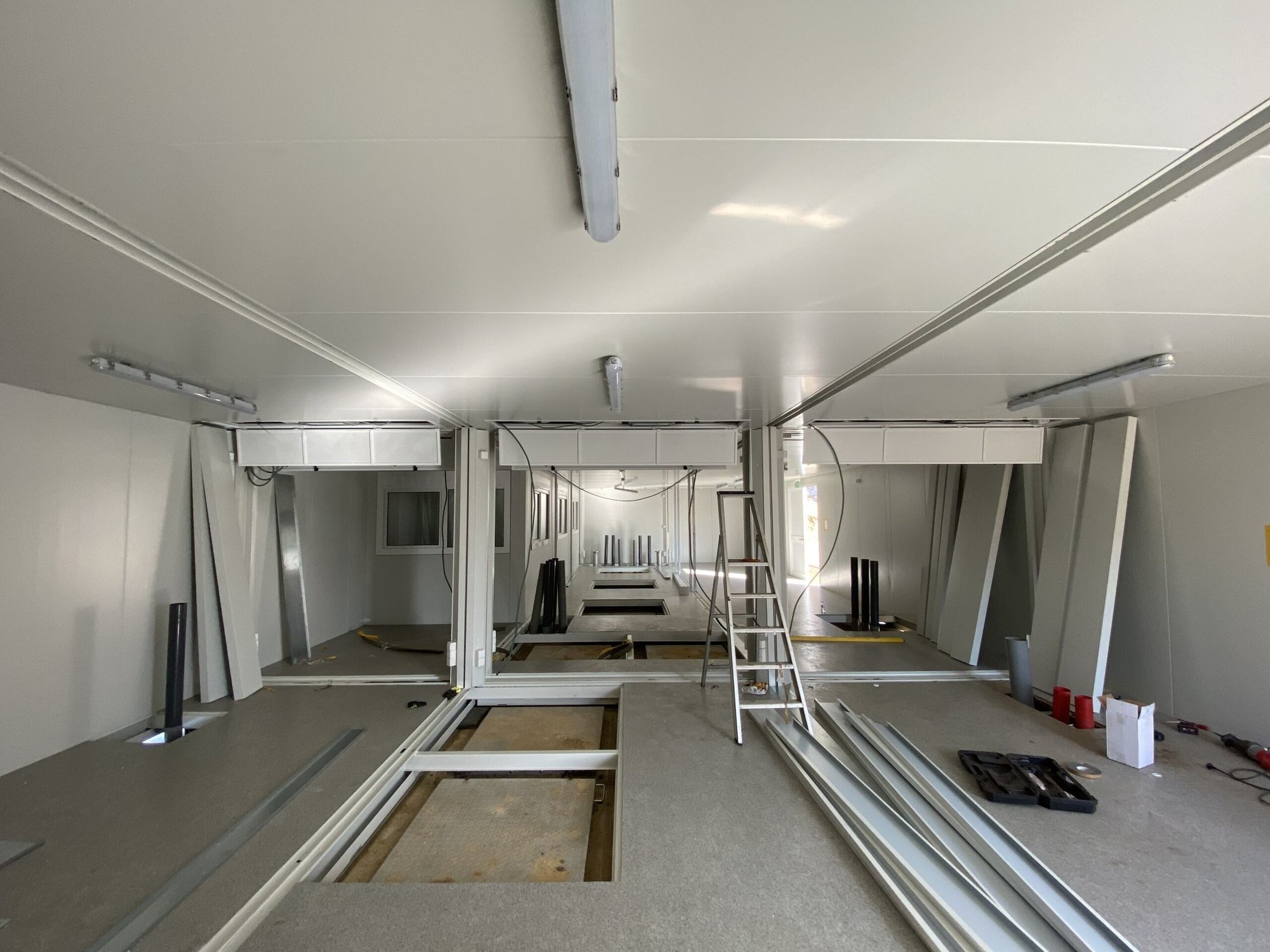A set of modular office and canteen units by Idelco NV installed on a project site in Wallonia.